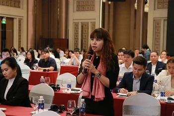 Le dialogue entre l'autorité locale et les entreprises d'investissement direct étranger à Dong Nai. Photo : VNA