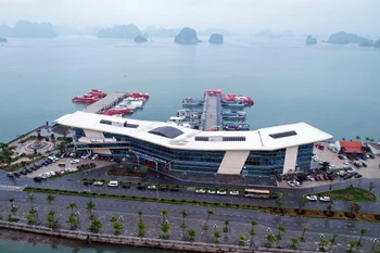 Le port de passagers d'Ao Tien propose des visites touristiques dans la baie de Bai Tu Long. Photo : VNA