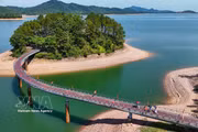 Le pont menant à l'île où se trouve le temple dédié à l'ancien secrétaire général du Parti Le Duan. Photo : VNA