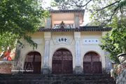 La porte à trois entrées de la pagode de Thanh Duyên. Photo: VNA