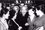 Le Président Hô Chi Minh et des délégués soviétiques et internationaux au 22e Congrès du Parti communiste de l'Union soviétique, en octobre 1961 à Moscou. Photo : Archives/VNA