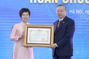 Le secrétaire général du Parti, To Lam, remet l’Ordre de Hô Chi Minh à l’Agence vietnamienne d’information (VNA). Photo : VNA