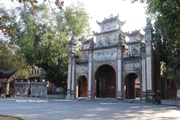 La porte principale (Tam Mon) de la Maison communale de Dong Ky, de dimensions imposantes, reflète le style architectural typique des portes des maisons communales traditionnelles des villages du delta du fleuve Rouge : une porte centrale flanquée de deux portes latérales. Photo: VNA