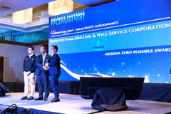 Le directeur général de PV Drilling, Nguyên Xuân Cuong reçoit le prix « Mission : Zéro Possible » en Malaisie. Photo: https://nangluongvietnam.vn