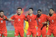 Do Duy Manh (centre) célèbre avec ses coéquipiers après avoir marqué le premier but à la 6e minute. Photo : VNA