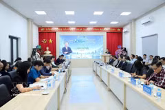 Une table ronde organisée le 21 octobre à Hanoï à l’occasion des 30 ans du secteur boursier vietnamien. Photo: VNA