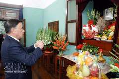 Tran Cam Tu, membre du Bureau politique et permanent du Secrétariat, offre l'encens en hommage au Président Hô Chi Minh le 10 février à la Maison 67. Photo : VNA