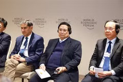 Le Premier ministre Pham Minh Chinh (2e à partir de la droite) lors du séminaire. Photo : VNA
