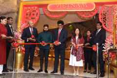 L’ambassadrice du Vietnam au Sri Lanka Trinh Thi Tâm, aux côtés de représentants sri-lankais, coupe le ruban inaugural de la Semaine de la gastronomie vietnamienne. Photo: VNA