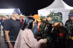 La présidente par intérim du Venezuela, Delcy Rodríguez, rencontre la délégation de secours vietnamienne. Photo: VNA