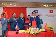 Les dirigeants de la province vietnamienne de Vinh Long et celle cambodgienne de Banteay Meanchey signent un protocole d'accord. Photo: VNA