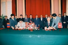 Le président vietnamien Le Duc Anh et son homologue mongol Punsalmaagiin Ochirbat signent la déclaration commune Vietnam-Mongolie (Hanoï, mars 1994). Photo : archives de la VNA