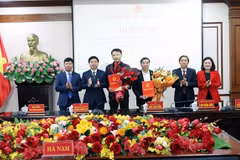 Des dirigeants de Ha Nam délivrent des certificats d'investissement à deux grands projets. Photo: VNA 