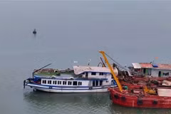 Le bateau touristique Vinh Xanh a été entièrement pompé hors de sa cale et a été remorqué jusqu'au chantier naval d'Ha Long. Photo: VNA
