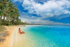 Profiter d'une plage privée et de boissons haut de gamme, les visiteurs seront perdus dans un paradis tropical. Photo : Sun Group