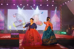 Les visiteurs peuvent essayer le hanbok. Photo : VNA