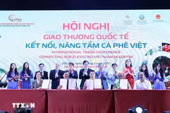 La conférence est marquée par la signature de 18 accords de coopération entre des entreprises vietnamiennes et des partenaires internationaux. Photo : VNA