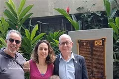 Pedro Oliveira, secrétaire général de l'Association d'amitié Brésil-Vietnam, avec sa fille et sa petite-fille au mémorial Hô Chi Minh à Rio de Janeiro. Photo : Association d'amitié Brésil-Vietnam. Photo : VNA 