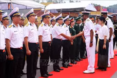 Cérémonie d'accueil du destroyer lance-missiles de la Marine indienne INS Delhi. Photo: VNA