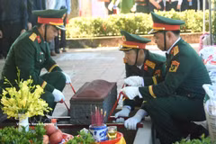 Cérémonie d’inhumation des restes de soldats morts pour la Patrie à Quang Tri. Photo: VNA