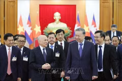 Le secrétaire général To Lam (droite) rencontre le roi du Cambodge, Norodom Sihamoni, en visite d'État au Vietnam, dans l'après-midi du 28 novembre 2024. Photo d'archives de la VNA