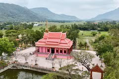 La couleur rose de la pagode se détache harmonieusement sous le ciel bleu, au cœur des rizières de la région de Bay Nui, à An Giang. Photo : Thanh Sang / VNA