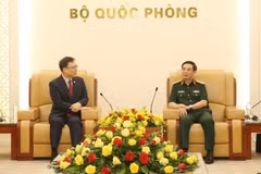 Le général Phan Van Giang (à droite), membre du Bureau politique, secrétaire adjoint de la Commission militaire centrale, vice-Premier ministre et ministre de la Défense et l’ambassadeur de la République de Corée au Vietnam, Choi Young Sam. Photo : VietnamPlus