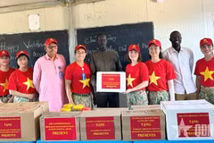 Des représentants du Détachement du Génie n°4 du Vietnam remettent des cadeaux à des élèves d'Abyei. Photo : qdnd.vn