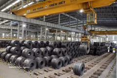 Les produits de tôles d’acier laminées à chaud de Hoa Phat sont écoulés immédiatement dès leur sortie de production. Photo: VNA