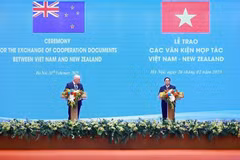 Le Premier ministre Pham Minh Chinh et son homologue néo-zélandais donnent une conférence de presse conjointe. Photo: VNA