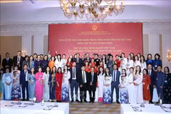 Le secrétaire général du Parti communiste du Vietnam, Tô Lâm, son épouse rencontre la communauté des Vietnamiens au Royaume-Uni. Photo: VNA
