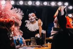 Au cœur de « After Glow », le personnage principal — « Lovelark, le bouffon royal » — constitue le fil rouge qui relie l’ensemble de la représentation. Photo : Sun Group