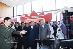 Le secrétaire général To Lam et des délégués visitent les stands d'exposition lors de la Conférence nationale sur les percées scientifiques, technologiques, d'innovation et de transformation numérique. Photo : VNA