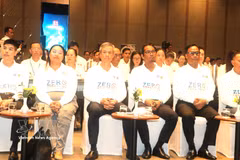 L'ambassadeur du Vietnam au Cambodge, Nguyen Minh Vu (3e de gauche à droite), participe au forum. Photo: VNA