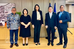 Les ambassadeurs des pays de l'ASEAN posent pour une photo de groupe avec la ministre greque du Travail et de la Sécurité sociale, Niki Kerameus. Photo : VNA.
