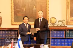 Le vice-président de l’Assemblée nationale du Vietnam Nguyen Doan Anh et le président du Parlement finlandais Jussi Halla-aho. Photo : VNA