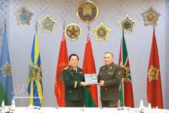 Le général Nguyen Trong Nghia (à gauche) remet au lieutenant-général Viktor Khrenin, du ministère biélorusse de la Défense, le livre « Le général Vo Nguyen Giap – Le général du peuple ». Photo : VNA.