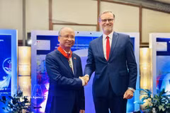 L’ancien ambassadeur du Vietnam en France Dinh Toan Thang (gauche) et l’ambassadeur de France au Vietnam, Olivier Brochet. Photo: VNA