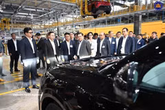 Le président du Myanmar Min Aung Hlaing visite le complexe automobile de VinFast. Photo: VNA