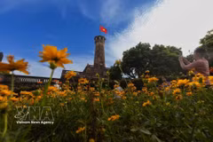 Le drapeau rouge à l’étoile jaune flotte au sommet de la tour du drapeau de Hanoï. Photo: VNA