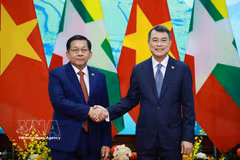 Le Premier ministre Le Minh Hung (droite) et le président du Myanmar Min Aung Hlaing. Photo: VNA