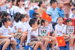 Des élèves assistent à la cérémonie de rentrée dans l’établissement primaire de l’école inter-niveaux Gia Quat. Photo: VNA