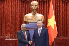 Le secrétaire général du Parti et président de la République, To Lam (droite) reçoit l’ambassadeur du Bangladesh Mohammad Lutfor Rahman, en fin de mission. Photo: VNA