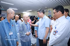 Le Premier ministre Le Minh Hung remet des cadeaux du secrétaire général et président To Lam à des enfants hospitalisés sur le site de Tan Trieu de l’Hôpital national du cancer du Vietnam. Photo : VNA