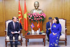 Bui Thi Minh Hoai, membre du Bureau politique, secrétaire du Comité central du Parti, secrétaire du Comité du Parti du Front de la Patrie du Vietnam (FPV) et des organisations de masse centrales, et présidente du Comité central du FPV reçoit une délégation de haut niveau de l'Union des fédérations de jeunesse du Cambodge. dirigée par Hun Many, vice-Premier ministre, ministre de la Fonction publique et président de l’Union des fédérations de jeunesse du Cambodge. Photo : VNA