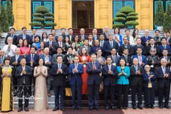 Le secrétaire général et président To Lam rencontre une délégation de Vietnamiens de l'étranger de renom, participant à la quatrième Conférence mondiale des Vietnamiens de l'étranger et au Forum des connaissances et des experts vietnamiens à l'étranger, le 23 août 2024. Photo : VNA