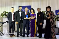 L’ambassadeur du Vietnam aux États-Unis, Nguyen Quoc Dung (troisième de gauche à droite), reçoit le prix d’excellence en diplomatie de la Chambre de commerce américaine d’origine asiatique (AACC). Photo : VNA