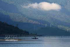 Le paysage de la lagune de Lap An se métamorphose plusieurs fois par jour, révélant la beauté sereine et sublime de la nature. Photo : Van Dung – VNA