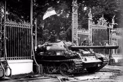 Un char de l’Armée de libération du Sud Vietnam défonce les grilles du Palais de l’Indépendance à midi le 30 avril 1975. Photo : Trân Mai Huong/ VNA