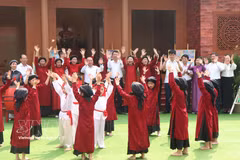 Des enfants interprètent des chants folkloriques Xoan lors d'un camp culturel. Photo : VNA